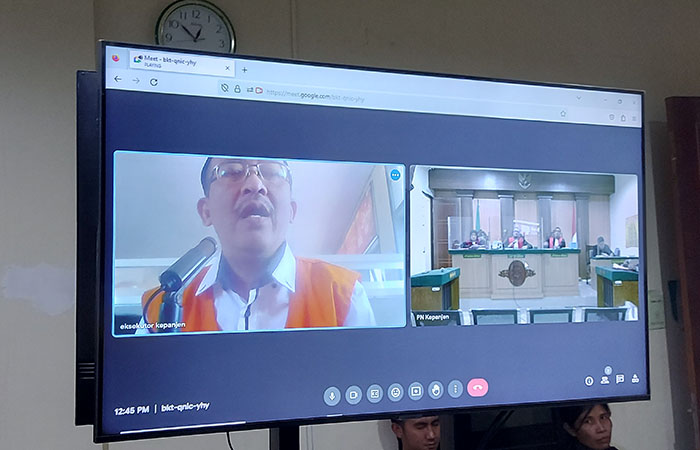 HUKUMAN MENUMPUK: Miftachul Amin menjalani sidang perkara penipuan ketiga penjualan perumahan Grand Emerald kemarin (23/8).