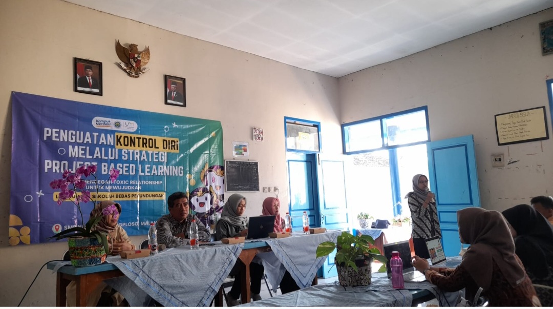 Para pembicara dalam forum penguatan kontrol diri melalui project based learning yang dilakukan oleh LPPM UM di SMPN 1 Karangploso