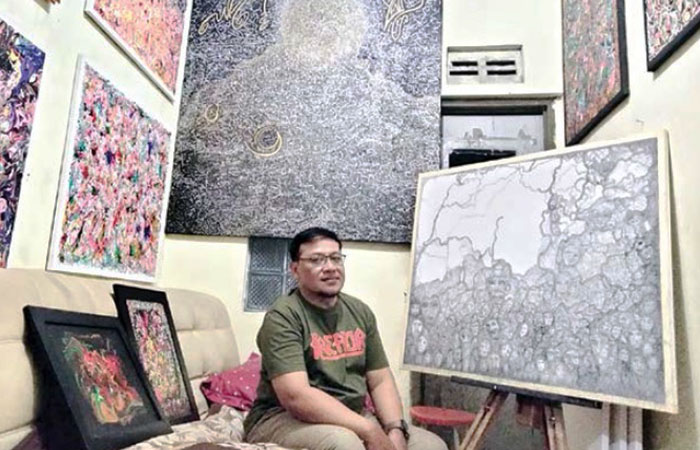 GO INTERNATIONAL: Muhammad Imron menunjukkan beberapa lukisan di rumahnya, Jalan Kolonel Sugiono VB, Mergosono, Kota Malang.