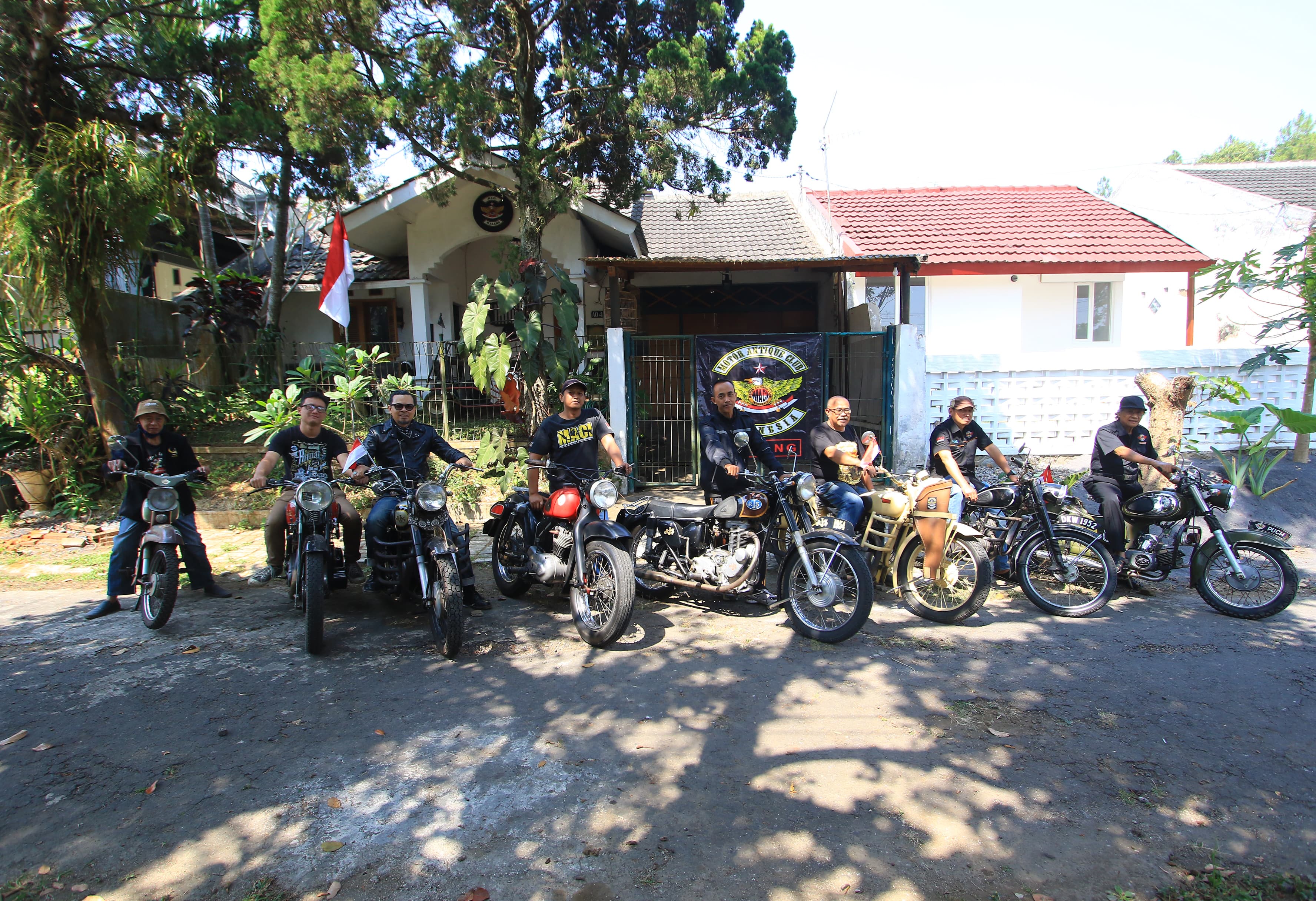 MARKAS: Beberapa pencinta motor antik berkumpul di sekretariat Motor Antique Club Indonesia (MACI) Malang, Kelurahan Cemorokandang, Kecamatan Kedungkandang, Jumat lalu (26/8).