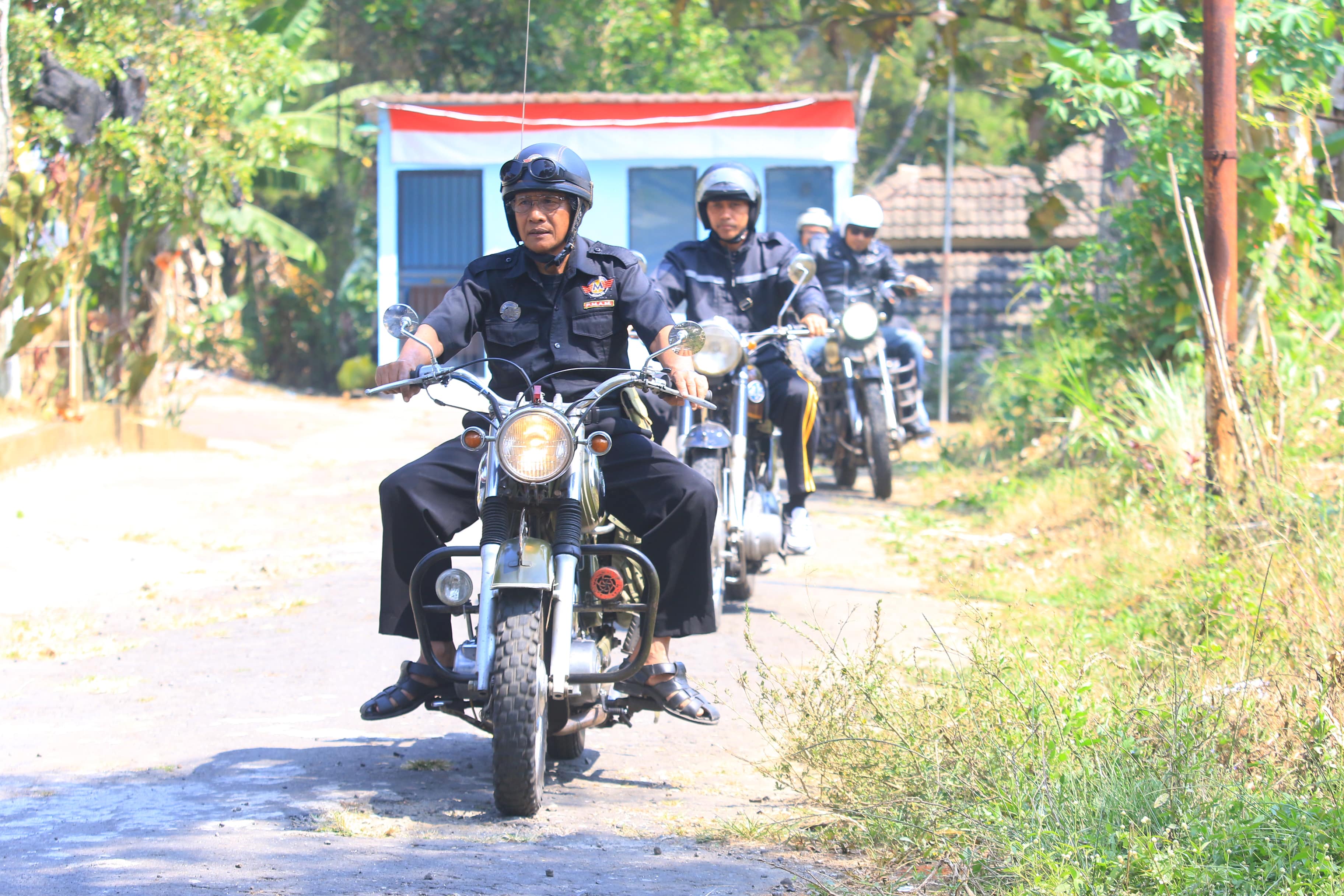 AKTIVITAS RUTIN: Rombongan pencinta motor tua berangkat touring