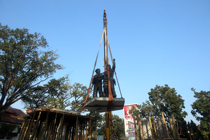 Darmono / Radar Malang  BUKA TUTUP JALAN: Butuh crane dengan kapasitas 25 ton untuk memindahkan posisi monumen Tentara Genie Pelajar (TGP) di depan Stadion Gajayana. Saat ini posisinya berpindah