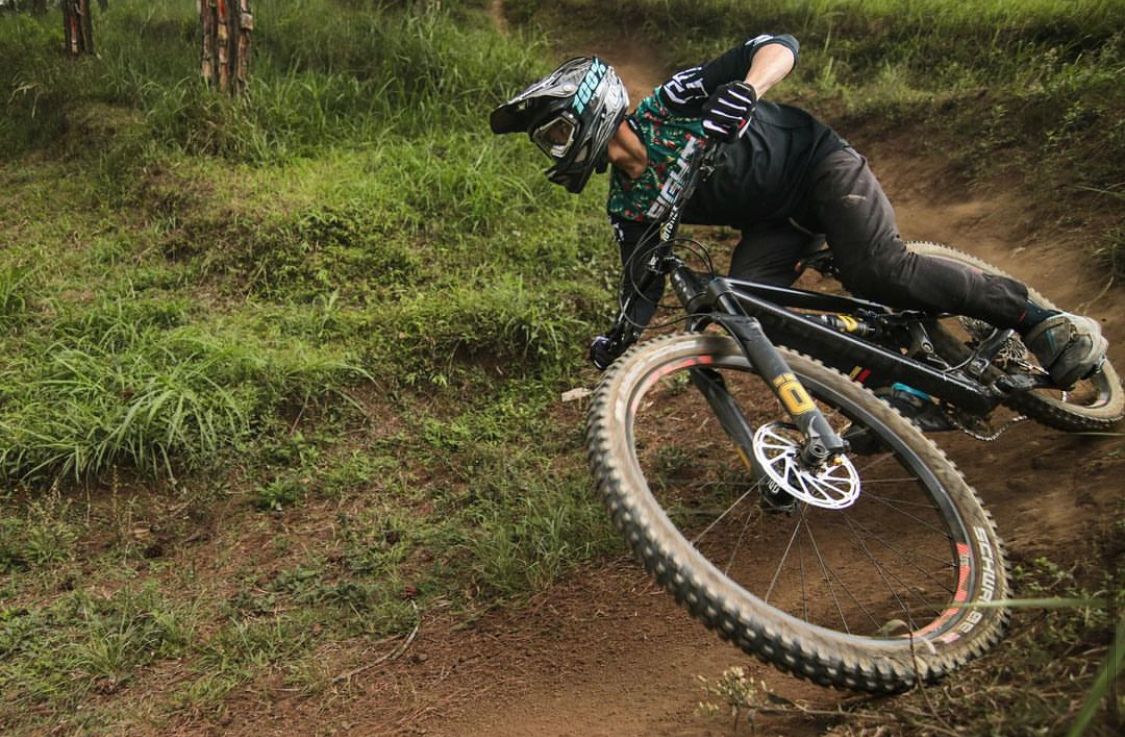 MENANTANG: Aksi salah satu atlet downhill yang melaju di track Gunung Banyak.