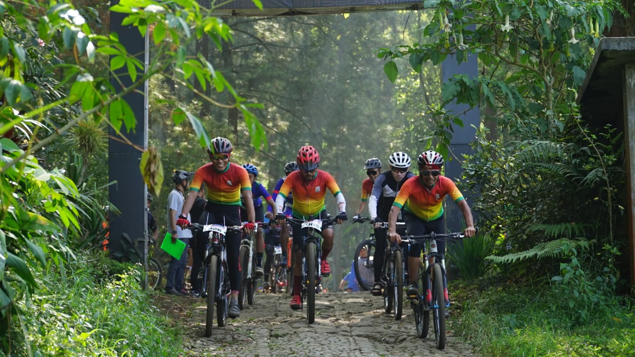 ASYIKNYA RAME-RAME: Para atlet downhill menyusuri lintasan yang ada di Kota Batu.