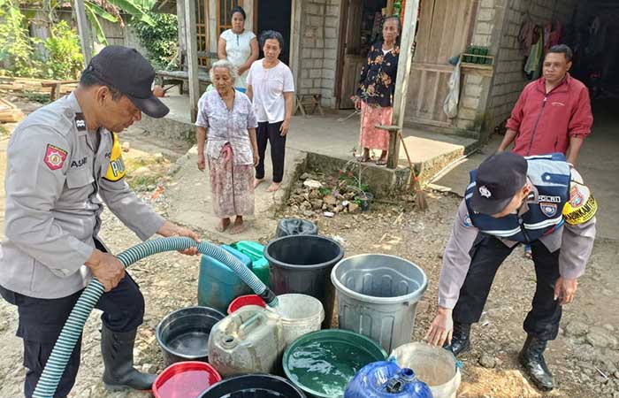 Penyaluran air bersih di kawasan Sumbermanjing Wetan oleh Polres Malang dan Perumda Tirta Kanjuruhan, beberapa waktu lalu.