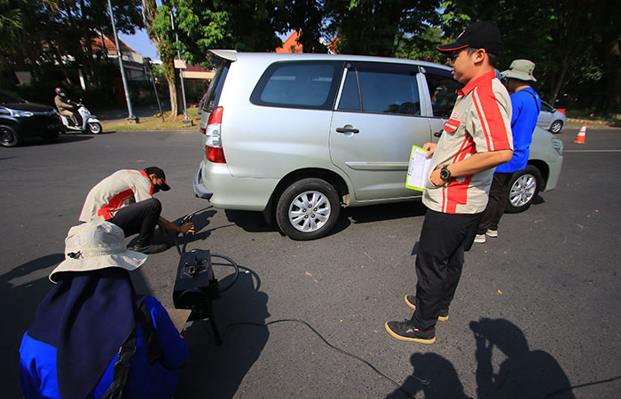 Dinas Lingkungan Hidup Kota Malang melakukan uji emisi gas buang kendaraan untuk mendeteksi kualitas udara