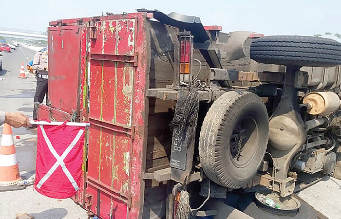 Truk pengangkut air mineral kemasan terguling setelah pecah ban dan ditabrak Mitsubishi Xpander di ruas tol Lawang-Singosari pada 22 Agustus 2023.