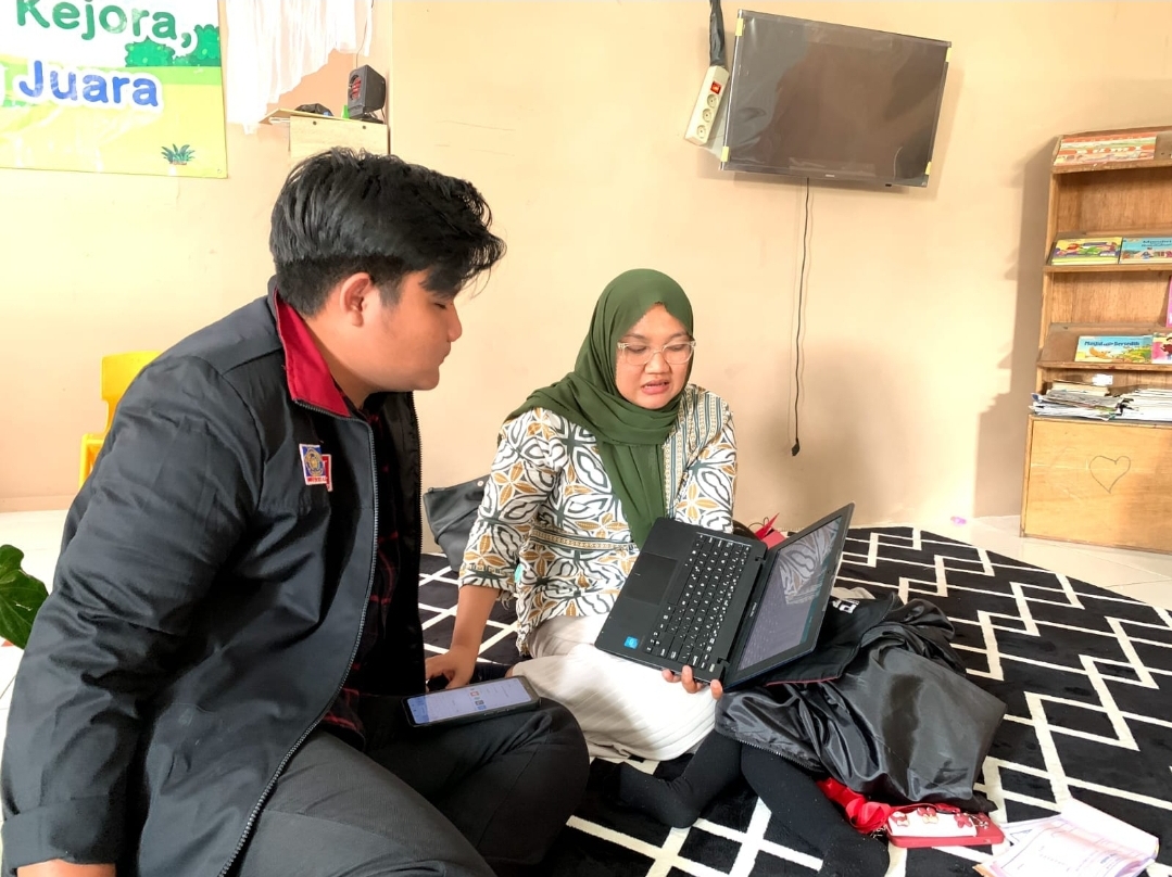 PENDAMPINGAN: Salah satu peserta PMM UMM berdiskusi dengan kepala TK Sahabat Ananda.