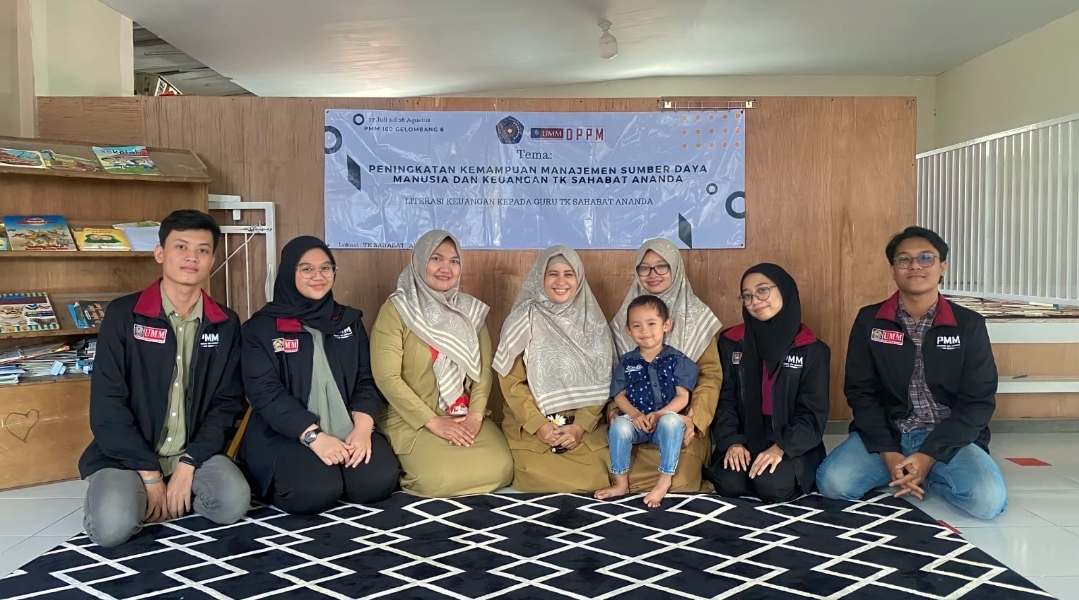 BERSAMA PARA GURU: Peserta PMM UMM kelompok 160 gelombang 6 bersama para Guru TK Sahabat Ananda Sumbersekar, Dau, Kabupaten Malang.