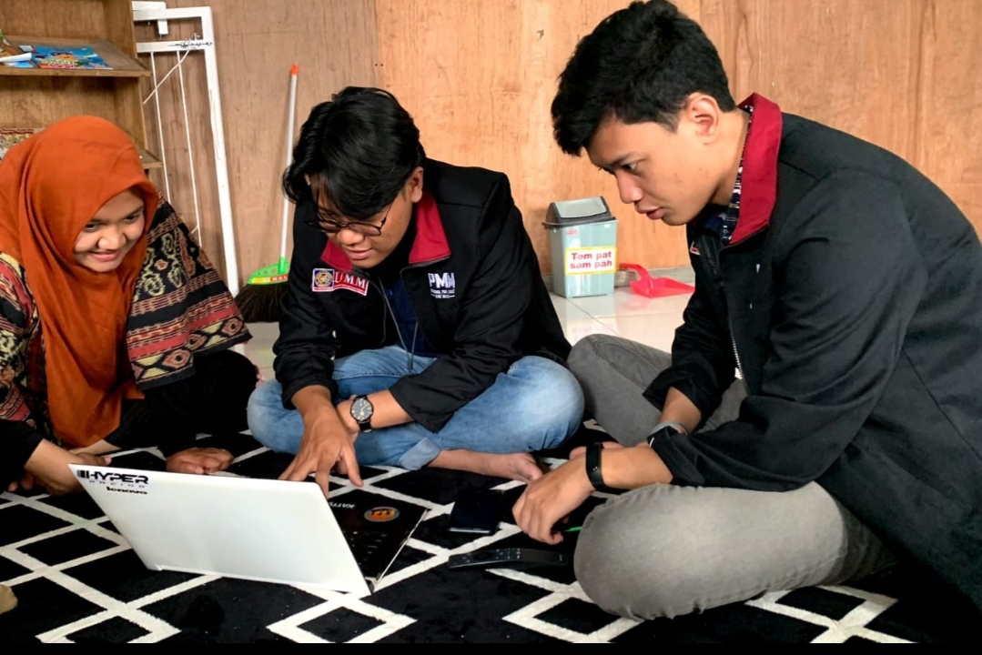 PRAKTIK: Mahasiswa PMM UMM mengajari guru TK Sahabat Ananda.