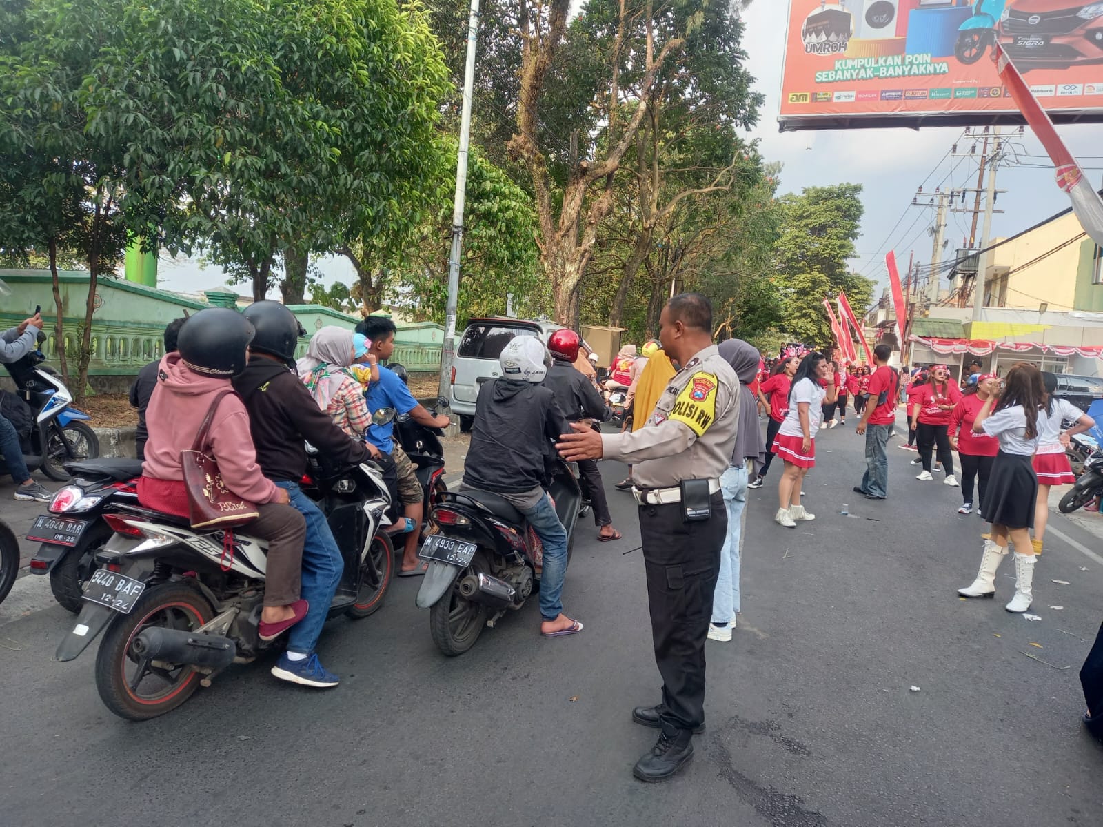 Penjagaan polisi di sekitar area karnaval Kota Malang