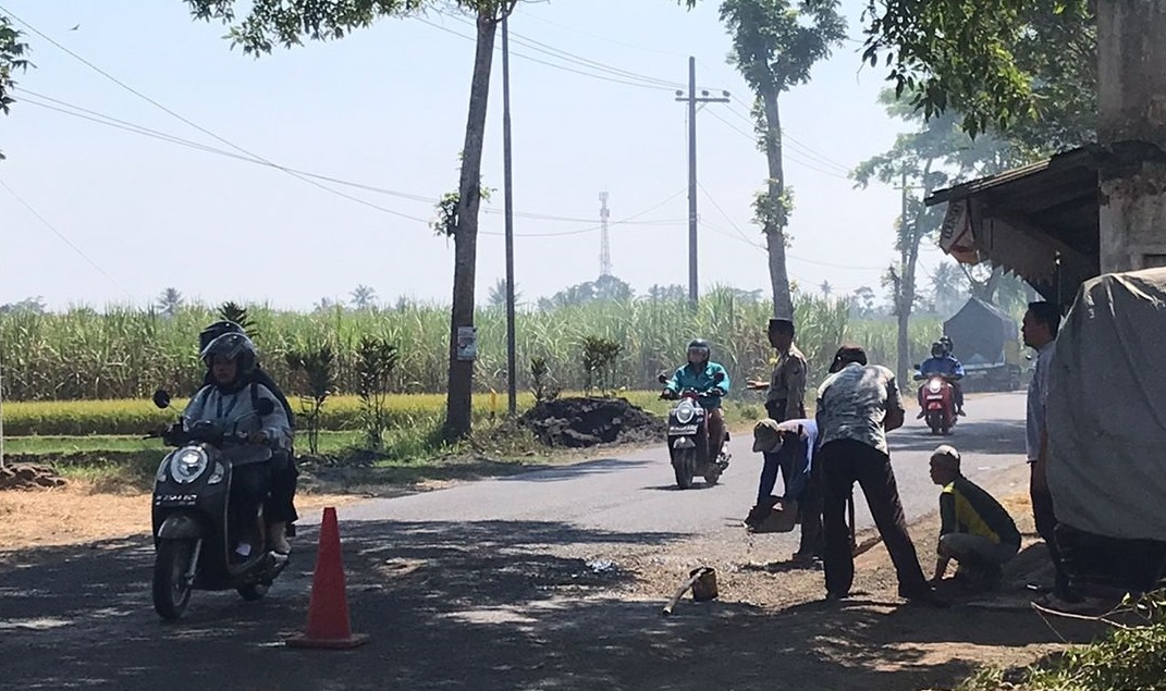 CEGAH KECELAKAAN:&nbsp; Sejumlah warga tengah melakukan perbaikan aspal jalan yang rusak di Jalan Raya Pagelaran, Kecamatan Pagelaran, kemarin (29/8).  &nbsp;