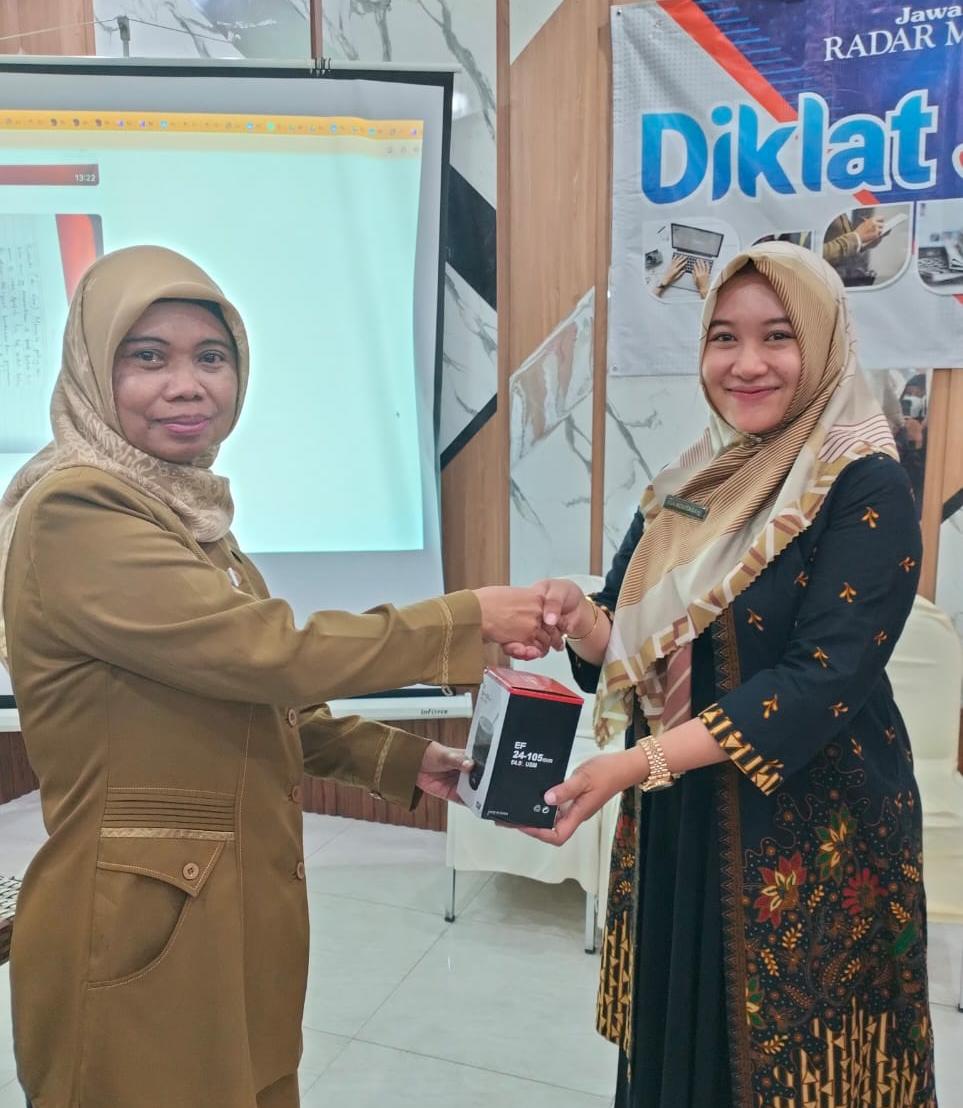 BERANI TAMPIL : Peserta yang berani maju membacakan karya tulisnya, mendapat hadiah langsung dari pemateri.