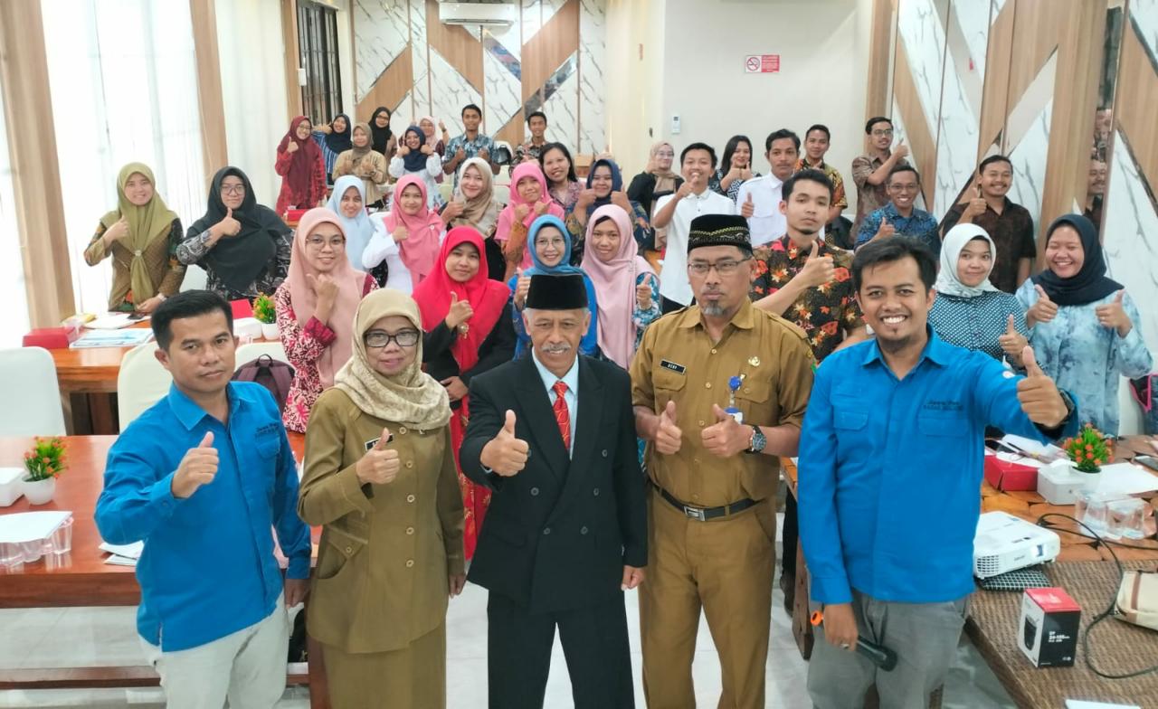 Kabid Ketenagaan Disdikbud Kota Malang Tujuwarno SPt MPd (tengah), Ketua K3S Kedungkandang Drs Heri Sunardi MM (dua kanan), Pengawas SD Wil. Kedungkandang Sriah SPd MPd (dua kiri) dalam diklat.