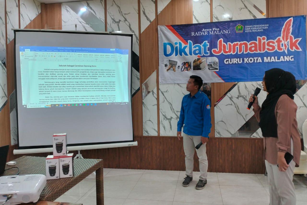 FOKUS : Salah satu peserta Diklat Jurnalistik Guru se-Kecamatan Kedungkandang membacakan hasil karya tulisnya dan dikoreksi langsung oleh Redaktur Senior Jawa Pos Radar Malang Mahmudan.