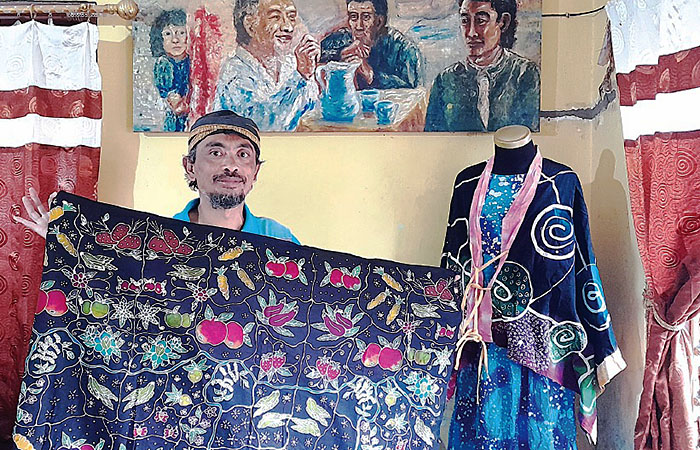 Paulus Andik Dwi Cahyono membeber salah satu batik karyanya, kemarin (28/8).