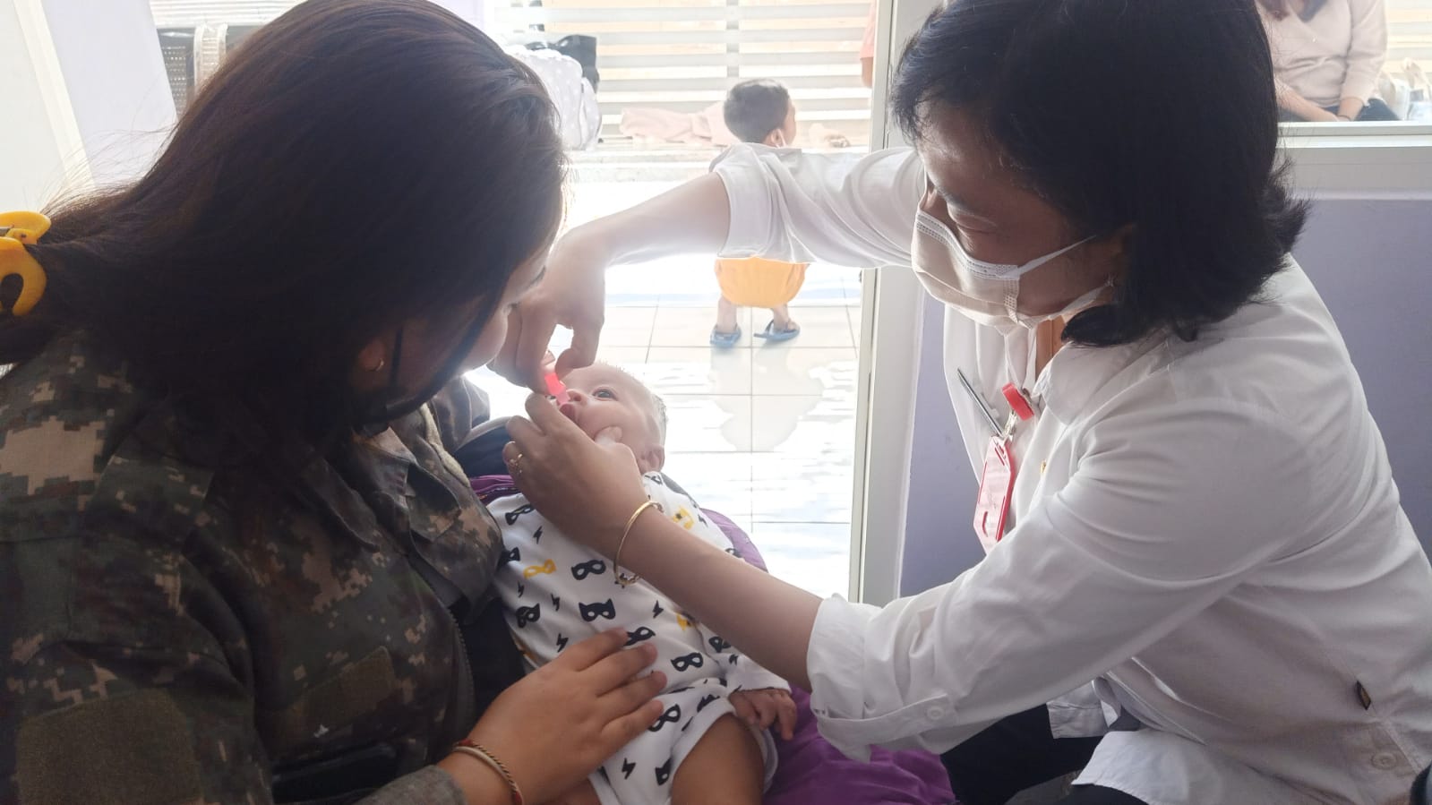 IMUNISASI : Petugas kesehatan melakukan imunisasi rotavirus terhadap salah satu balita, Selasa (29/8).