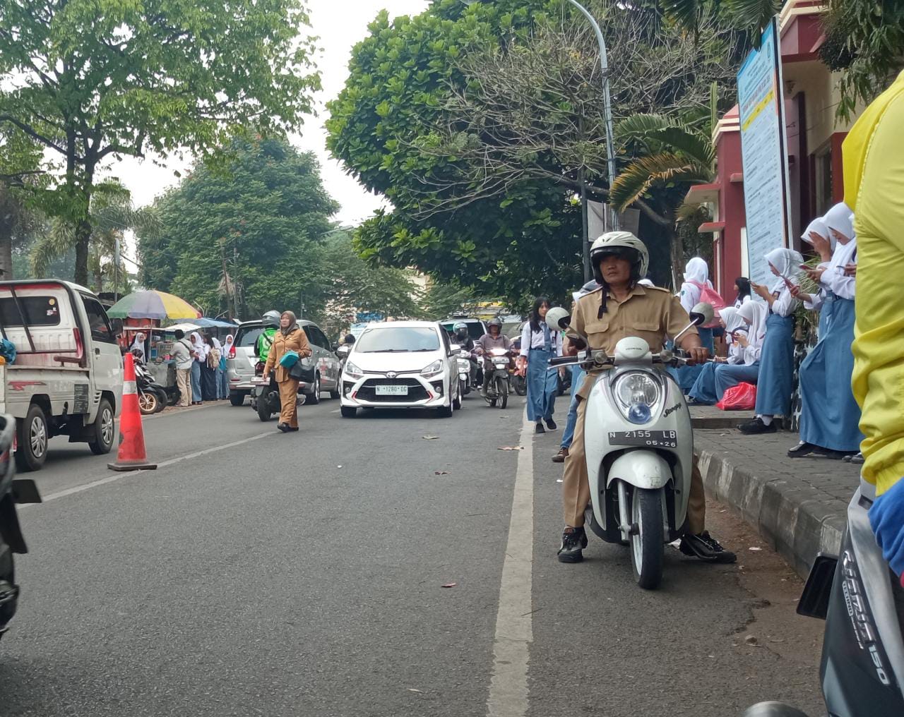 RAMAI: Suasana di Jalan Agus Salim Kota Batu terlihat padat ketika anak-anak SMAN 1 Kota Batu sekolah pulang. Para siswa banyak yang membawa motor ke sekolah.