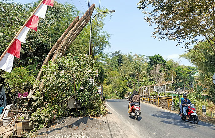 Lengkungan besi yang menjadi pembatas wilayah antara Mulyorejo (Kota Malang) dengan Wagir (Kabupaten Malang) sudah kusam.