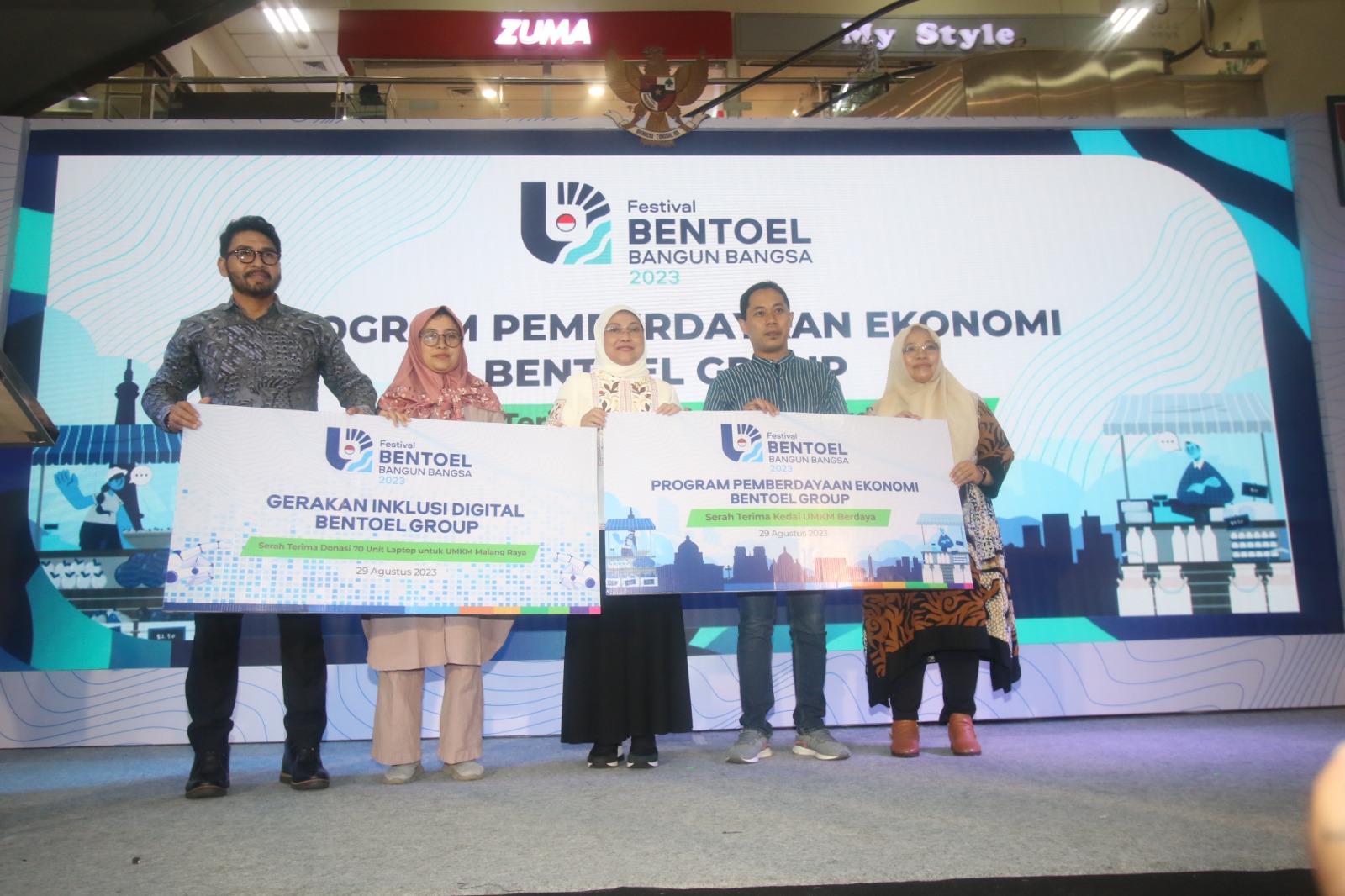Menteri Ketenagakerjaan RI Ida Fauziyah (tengah) dan Presdir Bentoel Group William Lumentut (paling kiri) menyerahkan secara simbolis 70 unit laptop sebagai gerakan inklusi digital UMKM dan kedai UMKM