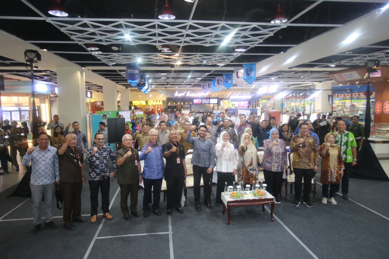 Menaker Ida Fauziyah bersama jajaran Bentoel Group dan tamu undangan usai pembukaan Festival Bentoel Bangun Bangsa di Malang Town Square, (29/8)