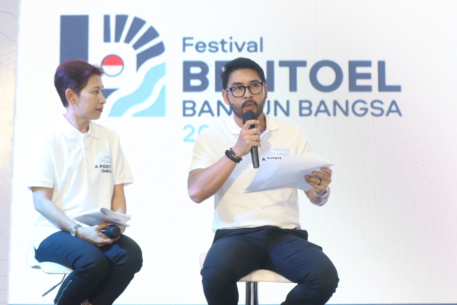 Presdir Bentoel Group William Lumintut bersama External Affairs Director Bentoel Group Dian Widyanarti memaparkan komitmen sosial dan ESG dalam sesi pers conference.
