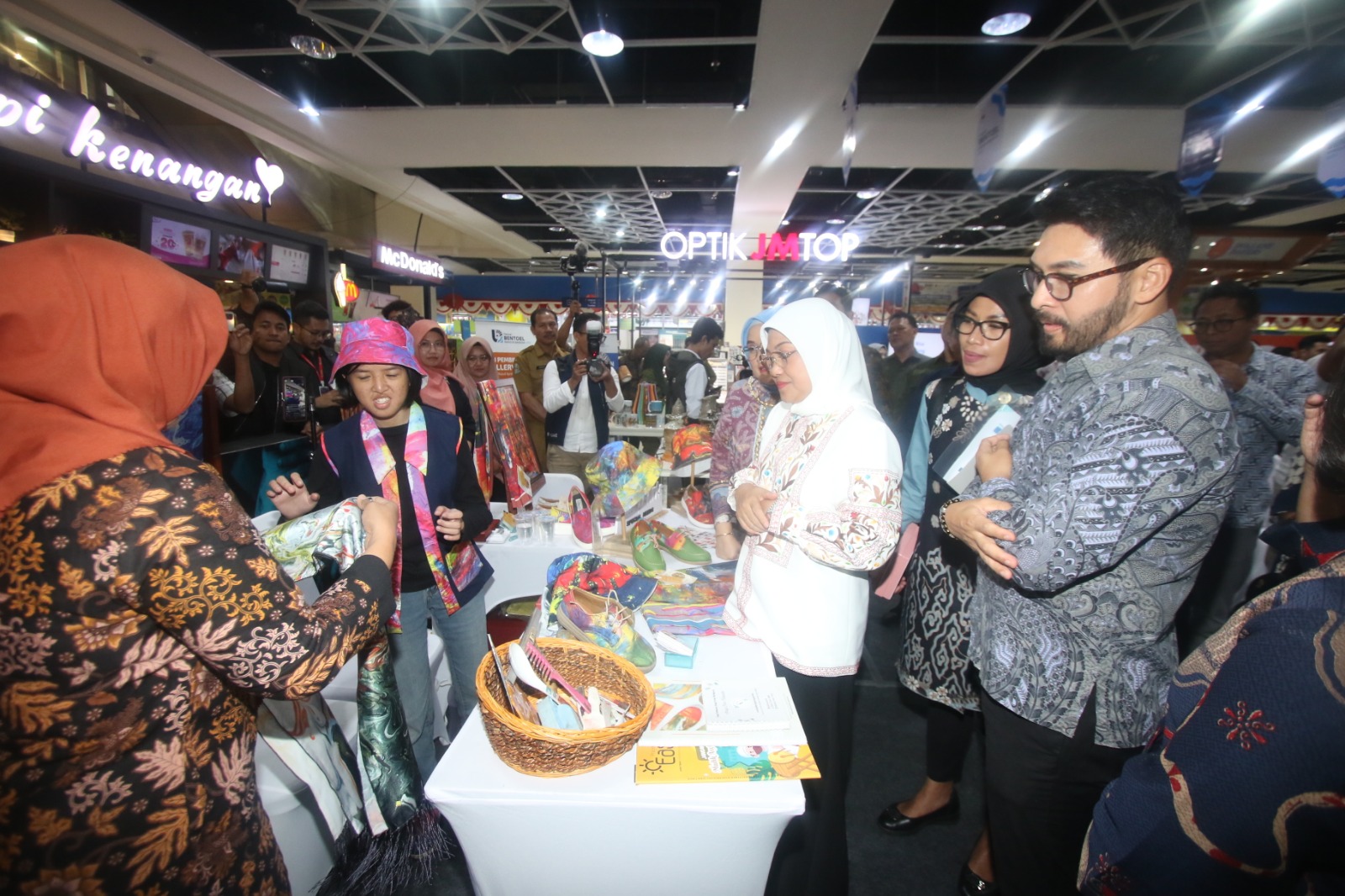 Presdir Bentoel Group William Lumentut  mendampingi Menaker Ida Fauziyah meninjau stan UMKM di arena Festival Bentoel Bangun Bangsa, kemarin (29/8)