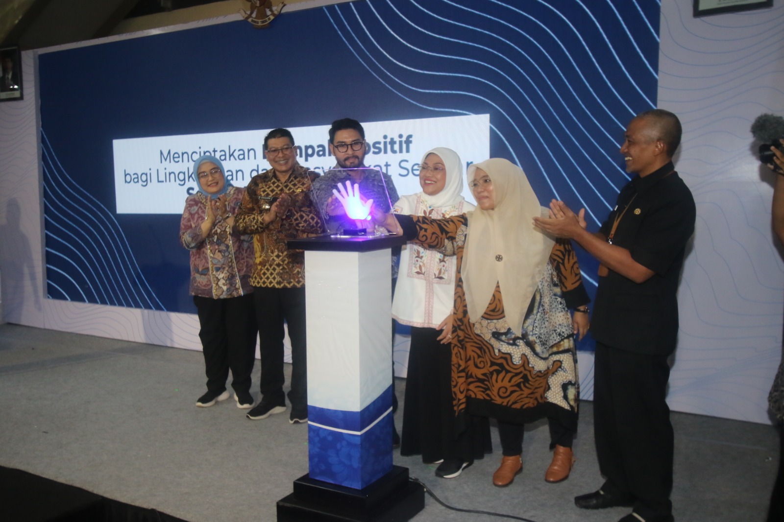 Menaker Ida Fauziyah, Presdir Bentoel Group William  Lumentut, Wabup Malang Didik Gatot Subroto (dua dari kiri),  dan Sekda Kota Malang Erik Setyo Santoso membuka Festival Bentoel Bangun Bangsa