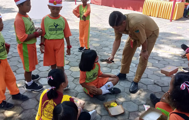 KOMUNIKATIF : Kepala Disdikbud Kota Malang Suwarjana SE MM memberikan pertanyaan tentang anti-bullying kepada salah satu siswi SDN Bandulan 5 Malang.