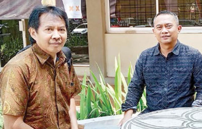 FOTO Andika  LESTARIKAN BUDAYA: Dua Pembina Reog Brawijaya, Denny Widhiyanuriyawan (kanan) dan Agung Pramana Warih Marhendra di gedung jurusan Teknik Mesin FTUB, kemarin.