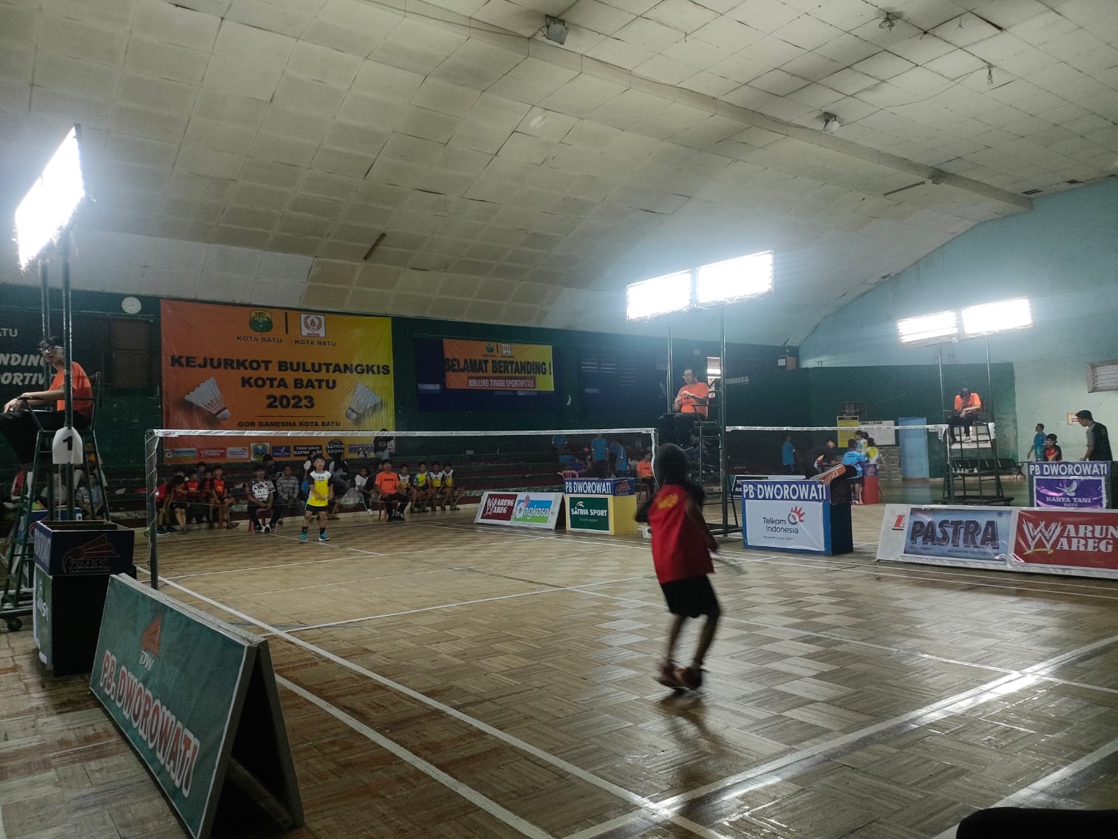 CARI BIBIT: Sejumlah atlet cilik badminton Kota Batu ikuti Kejurkot.