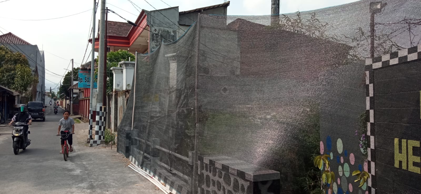 HALAU SAMPAH: Jembatan di salah satu gang di Kota Batu dipasang jaring agar tidak dijadikan tempat membuang sampah.