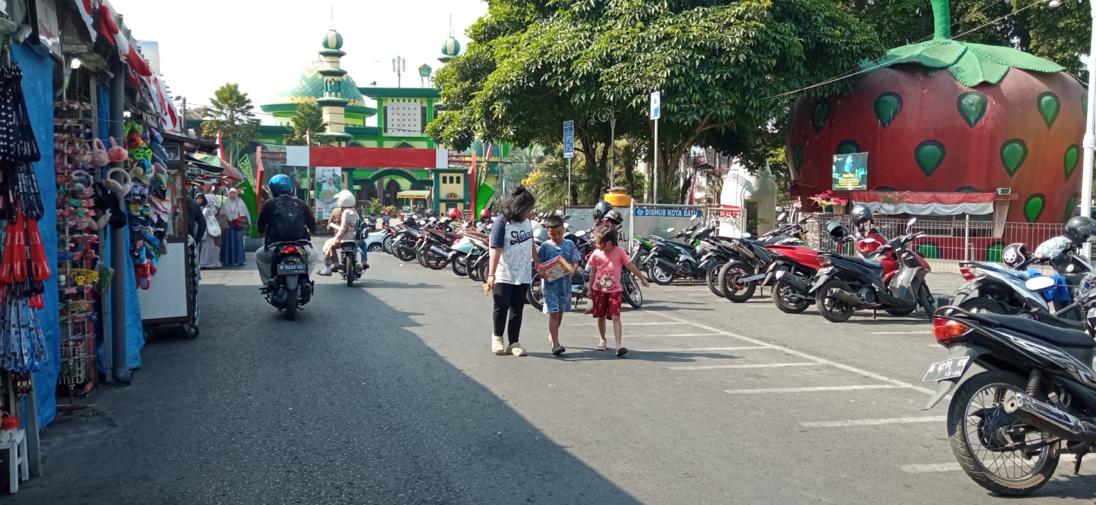 POTENSI BESAR: Area parkir di kawasan Alun-Alun Kota Batu selama ini masih dikelola dengan cara tradisional. Sehingga ditengarai banyak kebocoran.