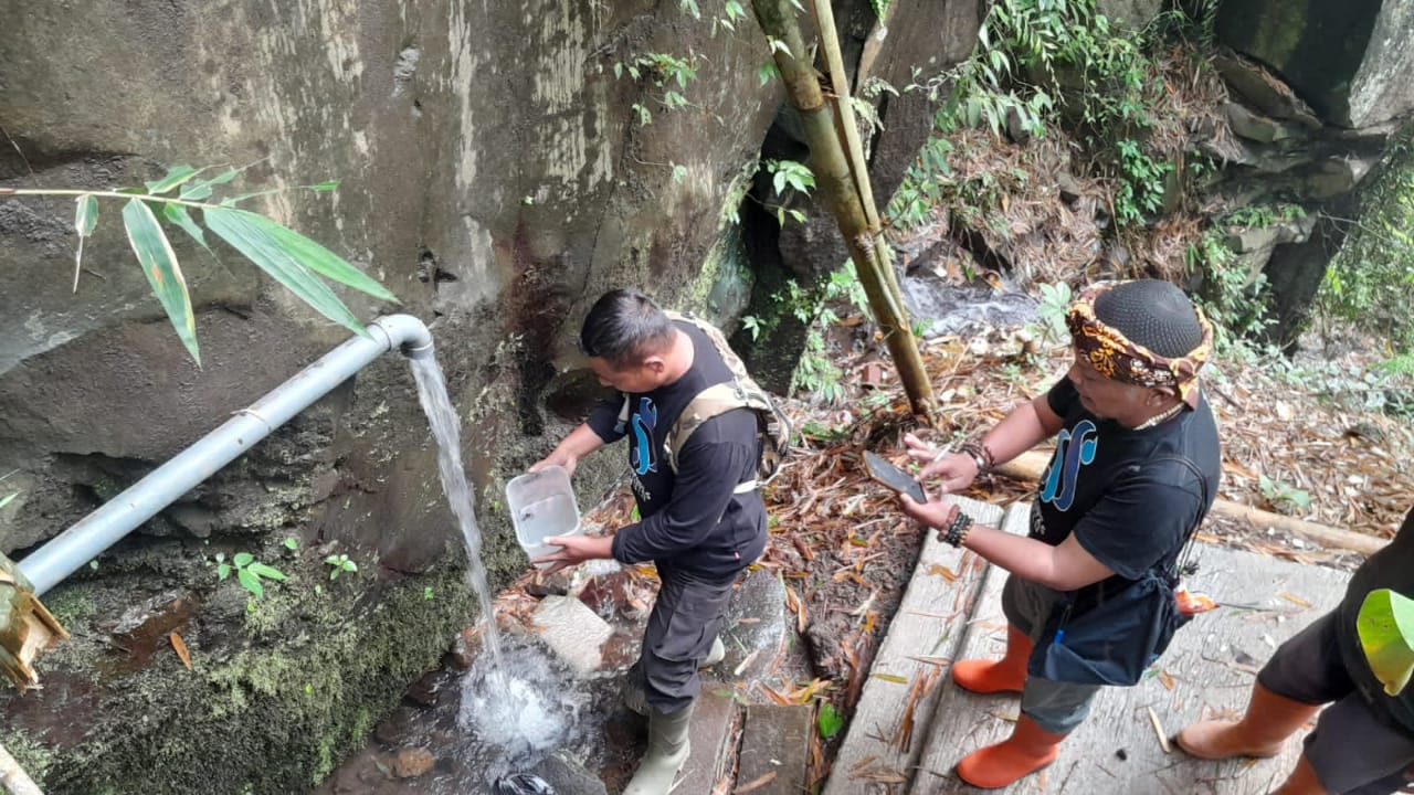 DIRAWAT: Sumber Air Watu Pecah di Desa Pandanrejo dimanfaatkan oleh masyarakat.