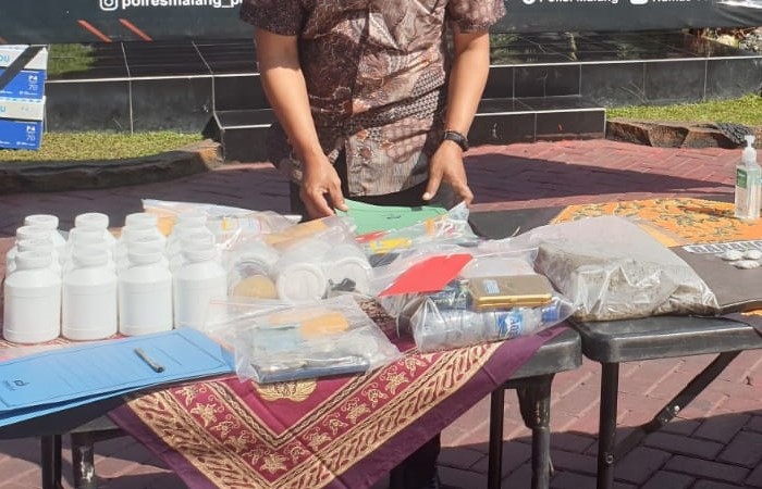 DUA KALI PANEN: Humas Polres Malang menunjukkan barang bukti ganja yang disita dari tersangka, kemarin (1/9).