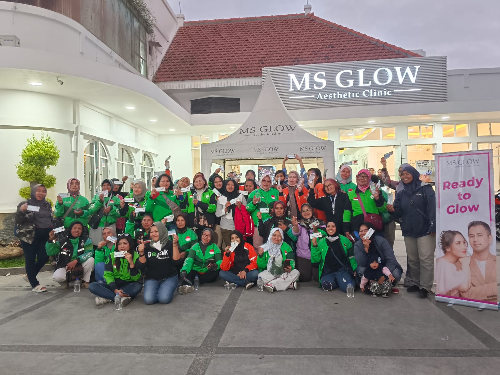 Para driver ojol foto bersama di halaman MS  Glow Aestetic Clinic Jalan Guntur No 8 Kota Malang. Perawatan ini sangat berarti bagi mereka yang terus beraktivitas di luar ruangan, apalagi jalan raya.