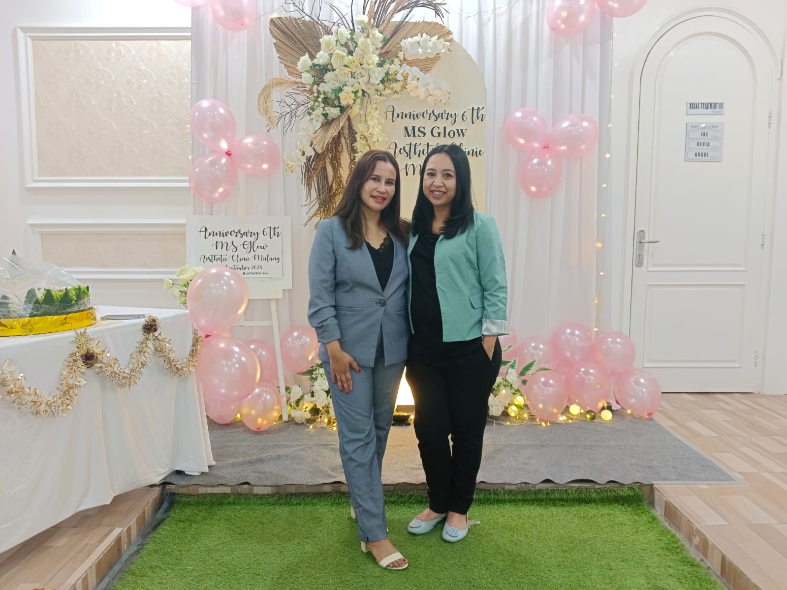 Direktur PT Kosmetika Klinik Indonesia dr Naila Bilfaqih Dipl AAAM bersama Manajer MS Glow Aestetic Clinik Malang  Deni Chandra menekankan bahwa ssmua kalangan bisa melakukan perawatan.