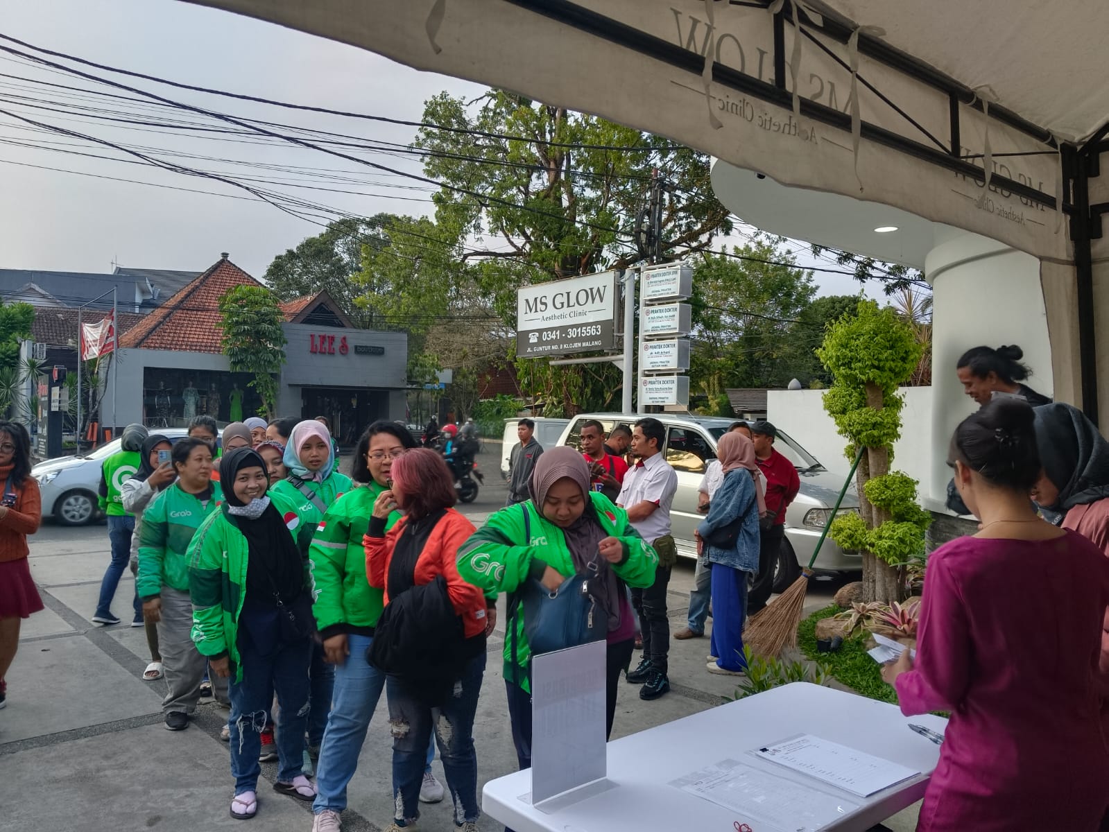 Para driver ojol wanita mengantre untuk menukarkan voucher facial gratis di MS Glow Aestetic Clinik Malang