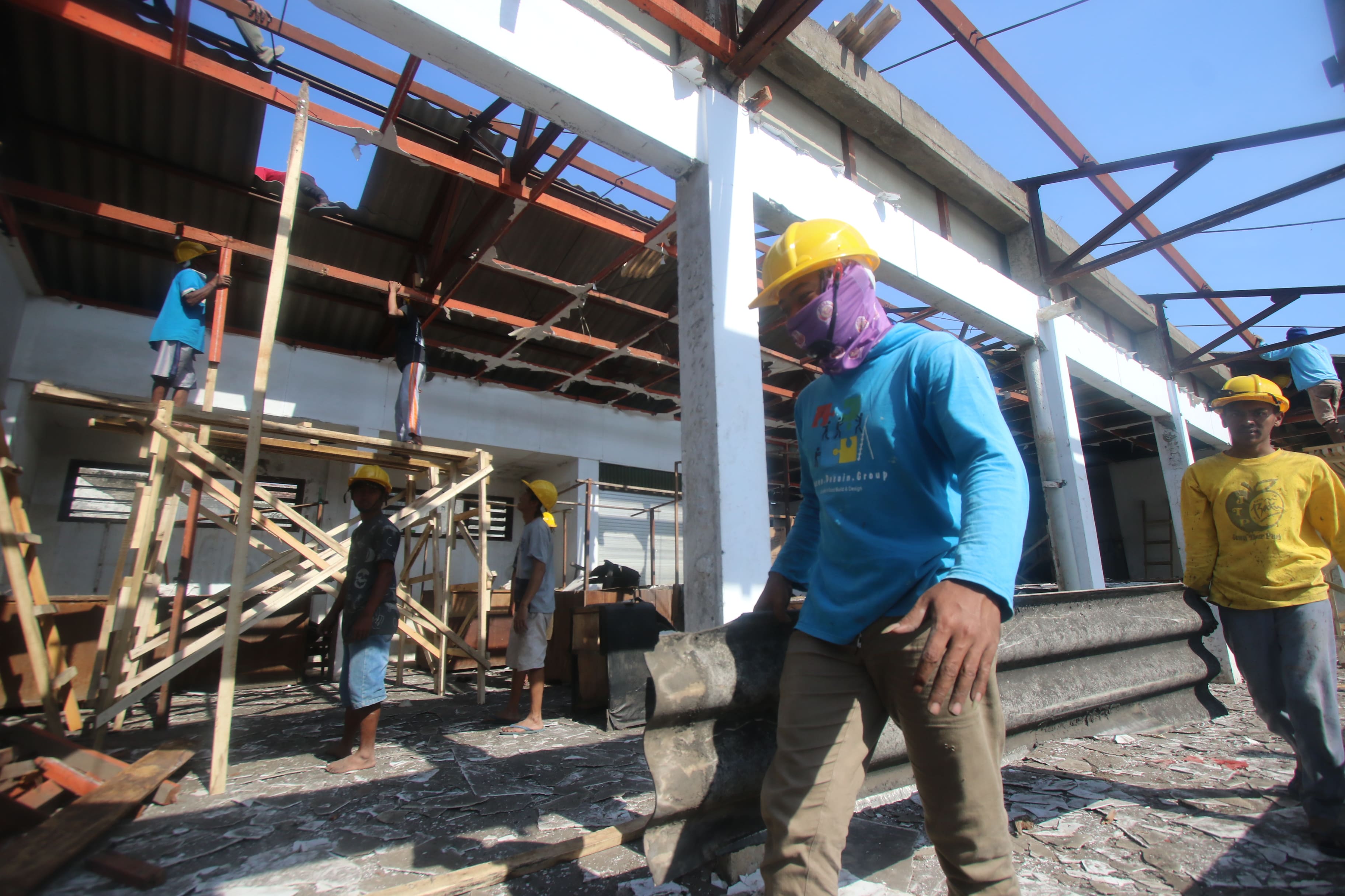 DIPERBAIKI: Beberapa pekerja memulai revitalisasi di Pasar Kebalen, kemarin.