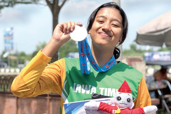 JUARA NASIONAL: Balqis Humairah Aji Khairunnisa menunjukkan penghargaan usai menjuarai balap sepeda Popnas XVI di Palembang, 27 Agustus lalu.