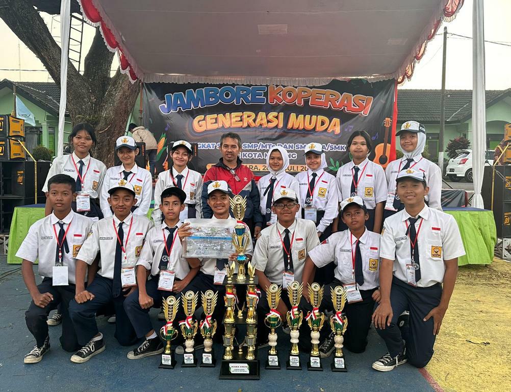 BIKIN BANGGA : Siswa siswi SMPN 4 Malang berhasil meraih Juara Umum Jambore Koperasi Generasi Muda se-SMP/MTs se-Kota Malang&nbsp;pada&nbsp;Juli&nbsp;lalu