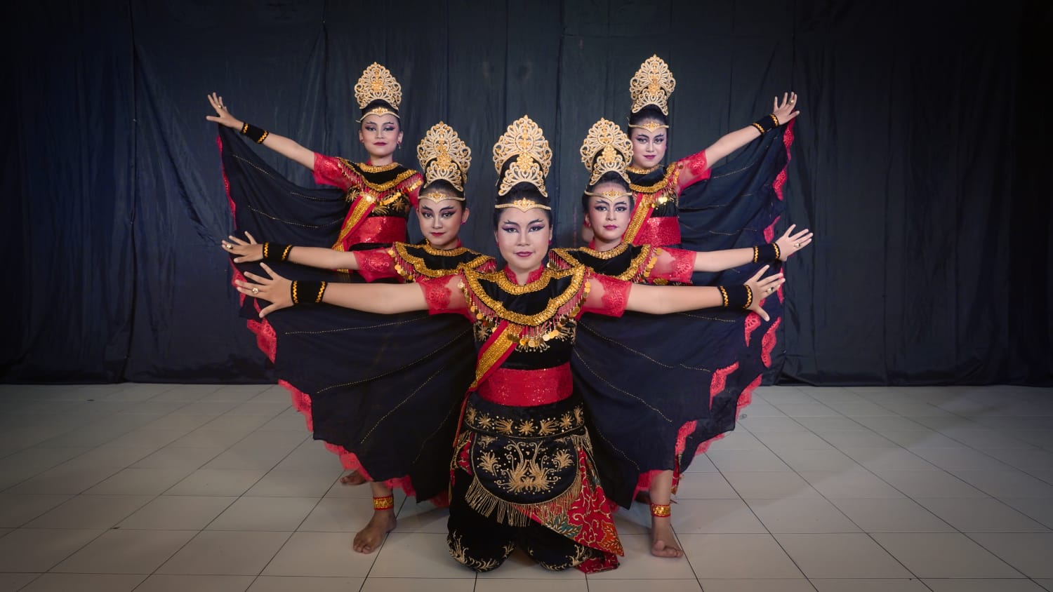 Perwakilan ARVEGATU peraih Juara 2 Tari Tradisi di ajang Oimpiade Seni dan Bahasa Indonesia (OSEBI) tingkat Nasional pada&nbsp;Februari&nbsp;lalu.