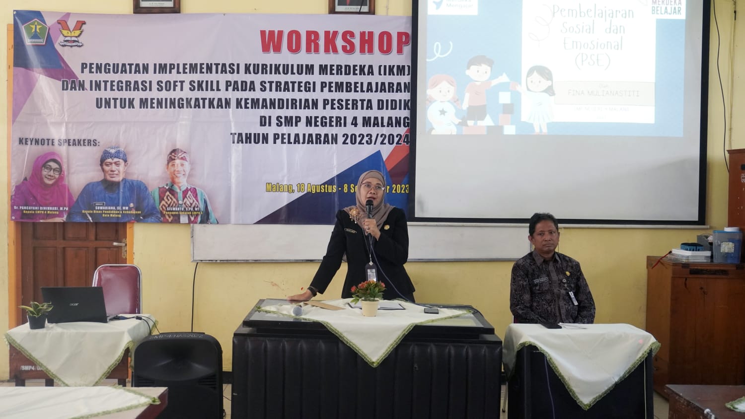 PELOPOR PRESTASI : Kepala Sekolah Dr Pancayani Dinihari, membuka workshop Penguatan Implementasi Kurikulum Merdeka (IKM) dan Integrasi Soft Skill untuk seluruh guru SMPN 4 Malang&nbsp;di&nbsp;sekolah.