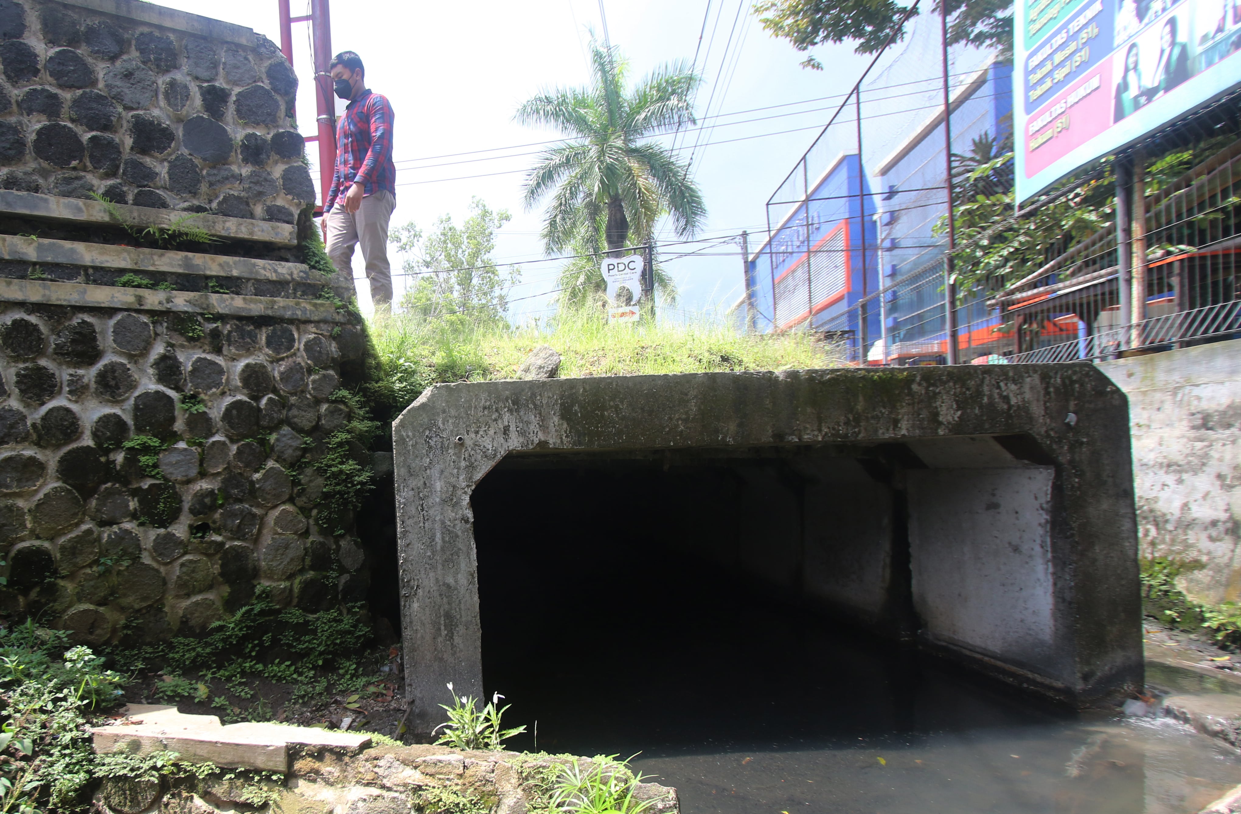 PENANGKAL BANJIR: Drainase jacking dari Jalan Bondowoso belum tembus di Kali Metro Jalan Tidar. Hingga kini pemkot belum berani merampungkan karena masih menunggu proses hukum.