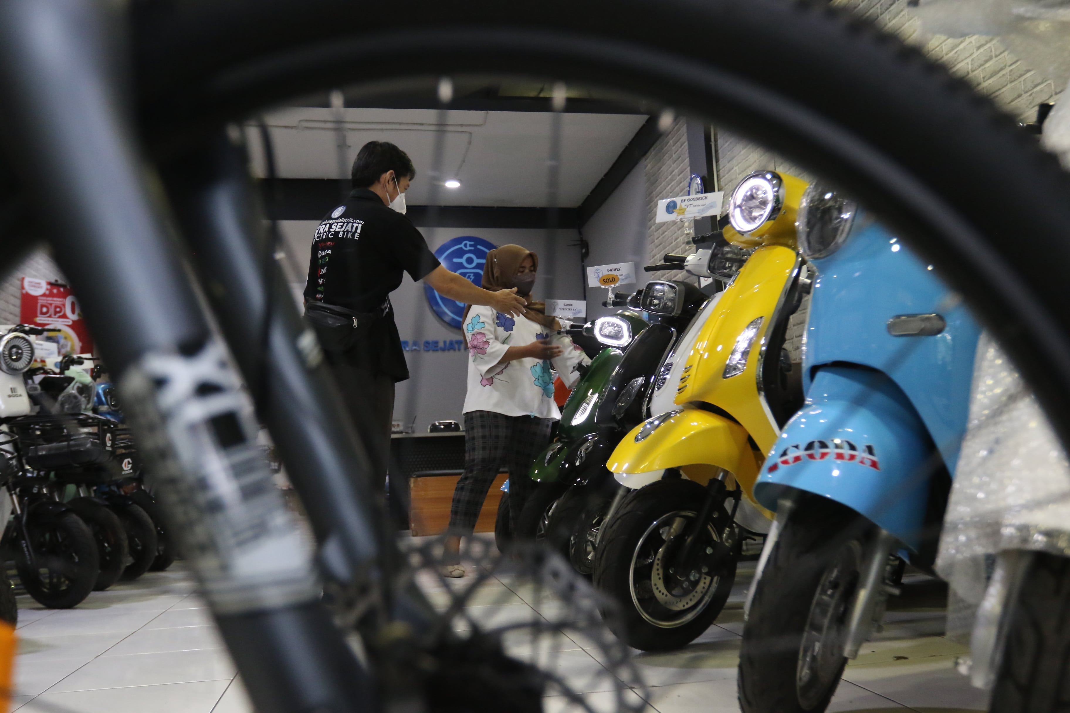 BEREBUT SUBSIDI: Motor listrik berjajar rapi di salah satu dealer di Kota Malang, kemarin (5/9). Penjualan yang sebelumnya seret, kini diperkirakan akan lancar.