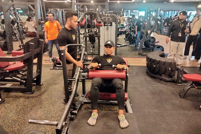 BUGAR: Club Manager Fitness Plus Dinoyo Zubairi (kiri) memberikan arahan cara membentuk tubuh ideal, kemarin siang (3/9).