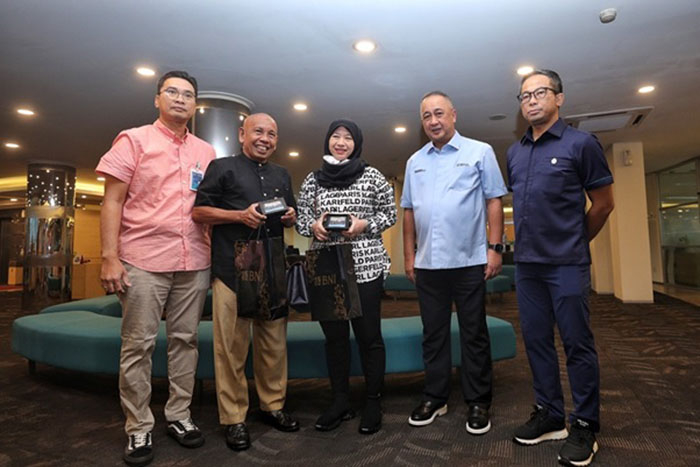 Direktur Utama BNI Royke Tumilaar dan Direktur Network & Services Ronny Venir Menyapa Langsung Nasabah yang bertransaksi di Hari Pelanggan 4 September 2023)