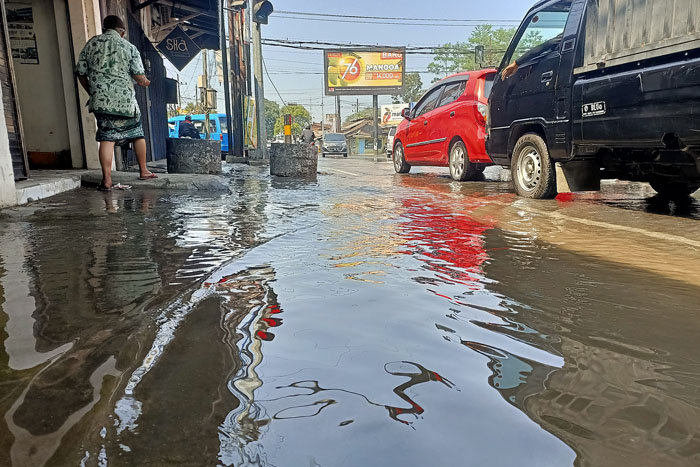 Genangan air di kawasan Pasar Gadang Malang akibat pipa PDAM bocor