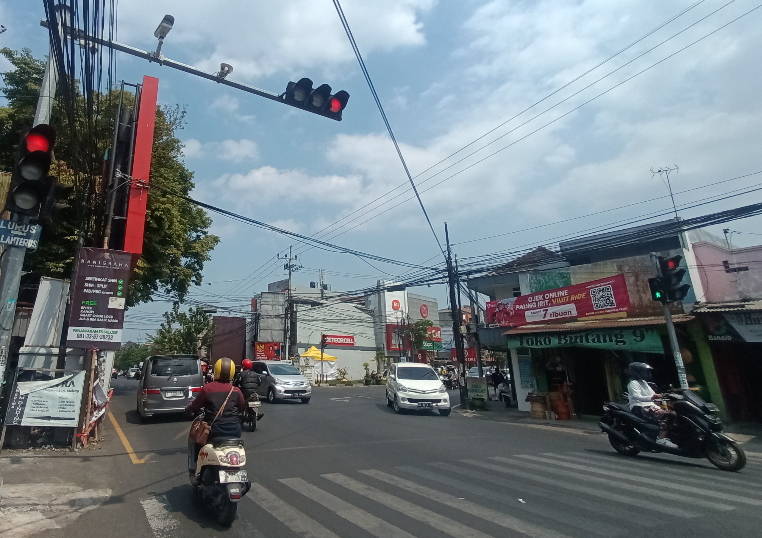 PADAT KENDARAAN: Simpang tiga Jalan  A. Yani, Blimbing merupakan salah satu titik berpotensi akan dipasangi kamera e-tilang.