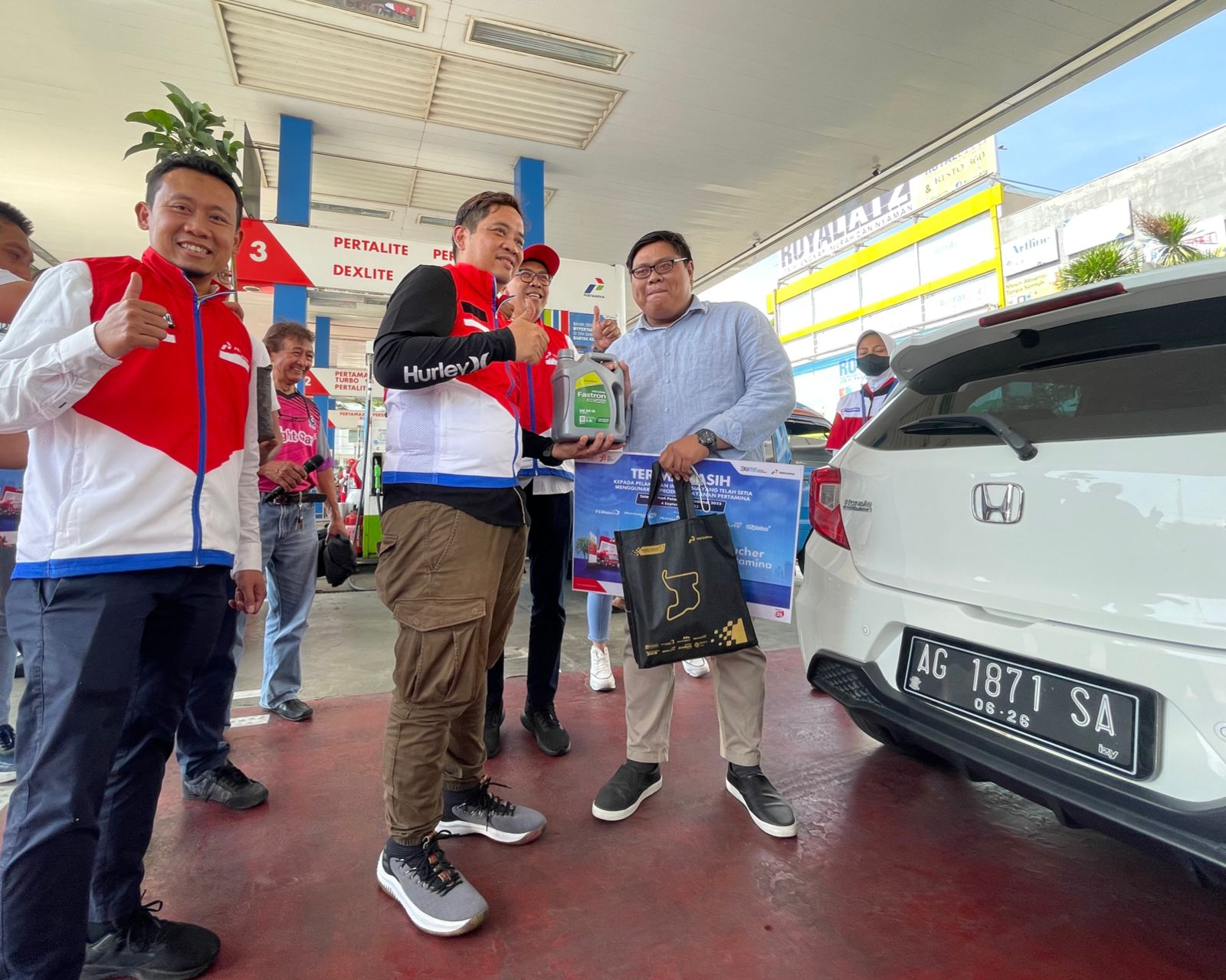 Pertamina Patra Niaga Regional Jatimbalinus membagikan bibit pohon di SPBU Ciliwung, Kota Malang